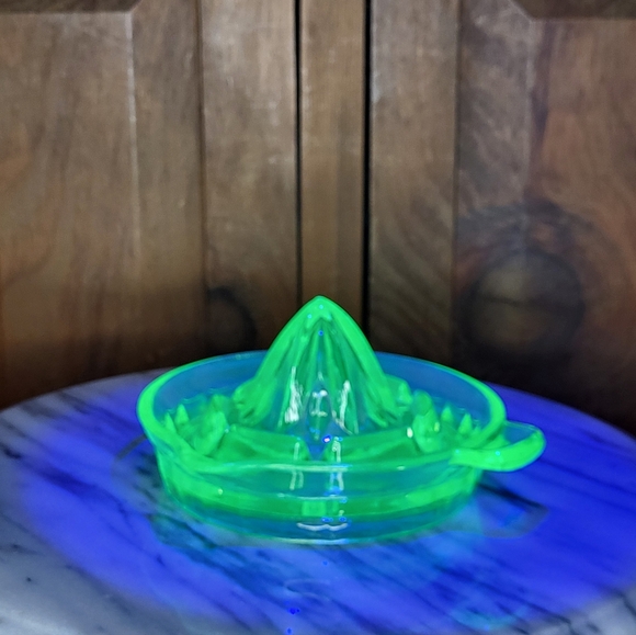 Uranium Glass Juicer - Picture 6 of 15